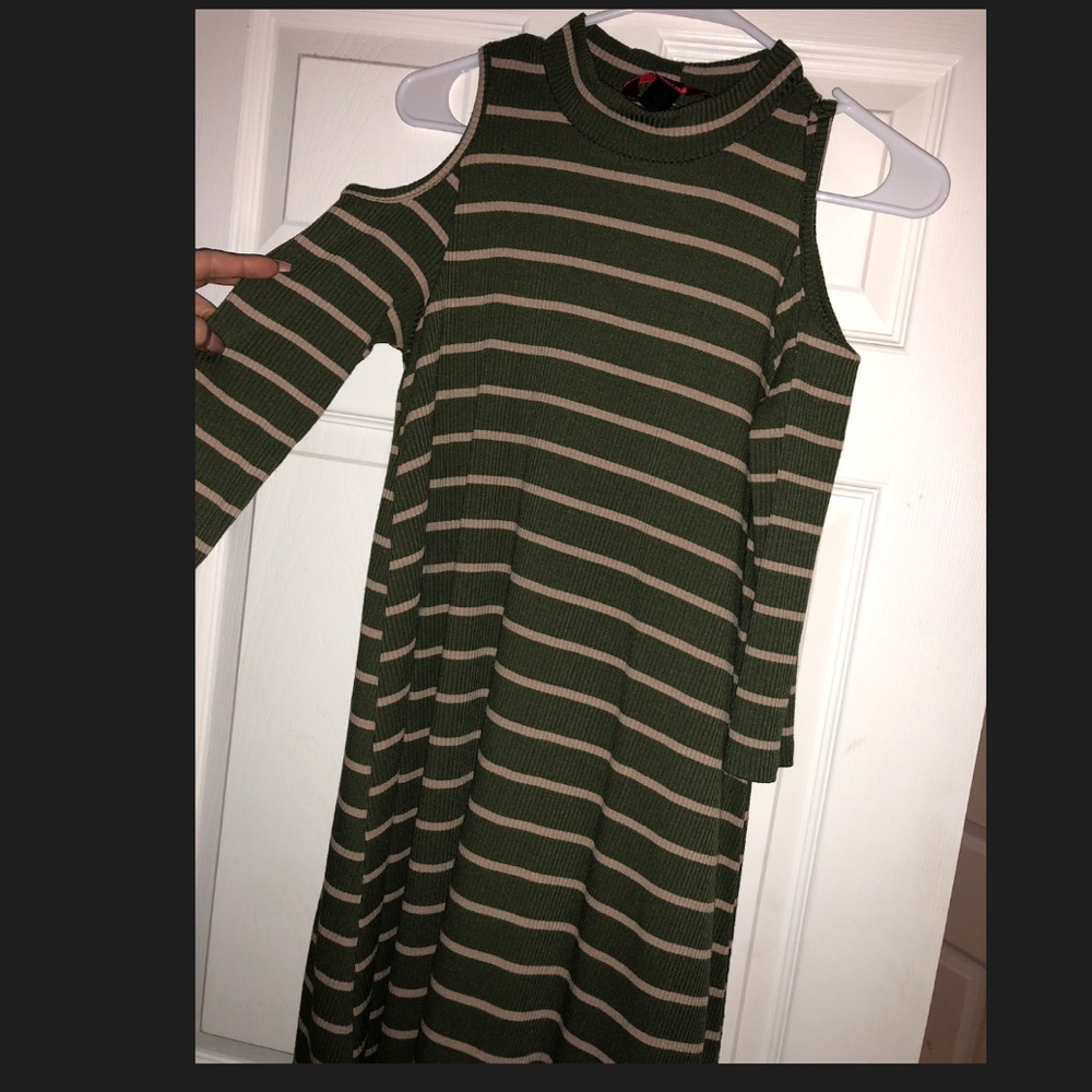 Cold shoulder striped knee-length dress